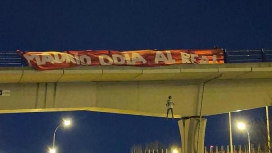Imagen del muñeco colgado del puente y la pancarta