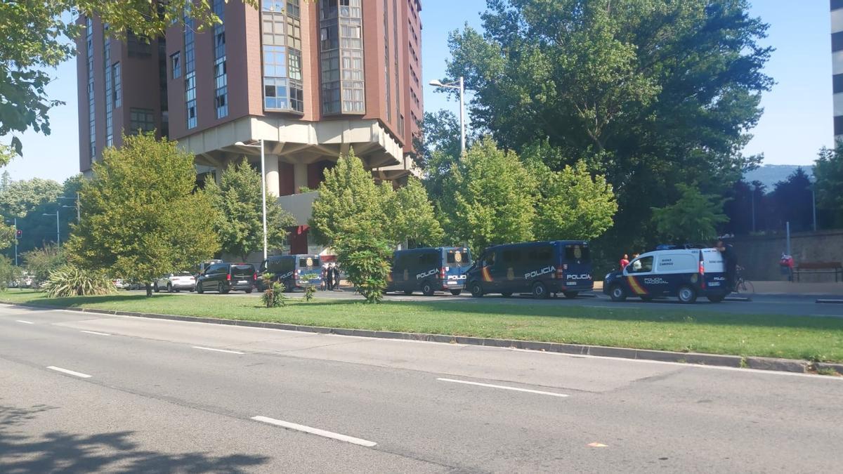 Vehículos policiales en el exterior del local.