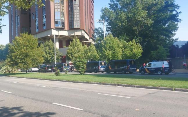 Vehículos policiales en el exterior del local.