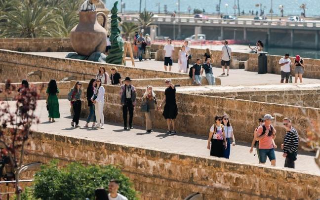 Varios grupos de turistas en Mallorca.