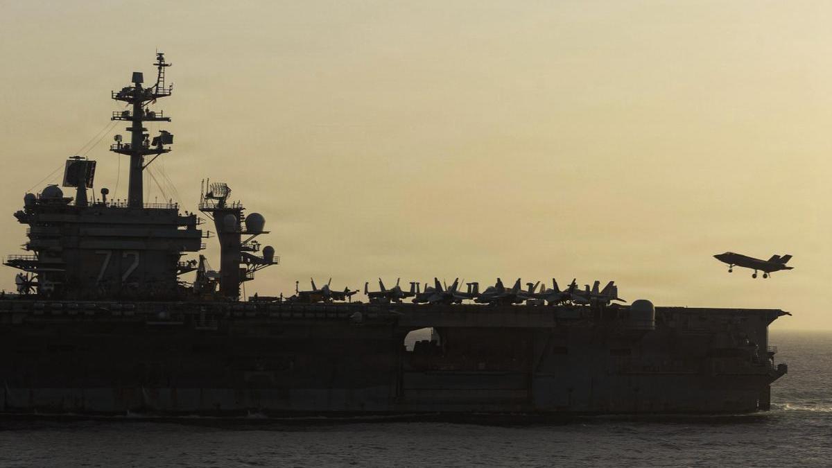 Imagen del pasado abril del portaaviones USS Abraham Lincoln en Ormuz. El bloqueo de EE.UU. en el estrecho ha afectado ya a más de 90 buques.