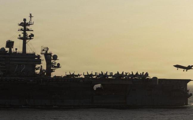 Imagen del pasado abril del portaaviones USS Abraham Lincoln en Ormuz. El bloqueo de EE.UU. en el estrecho ha afectado ya a más de 90 buques.