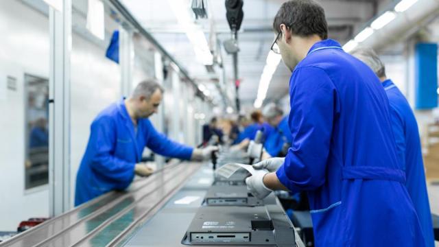 Trabajadores en un taller de montaje.