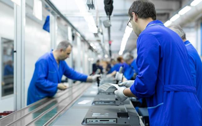 Trabajadores en un taller de montaje.