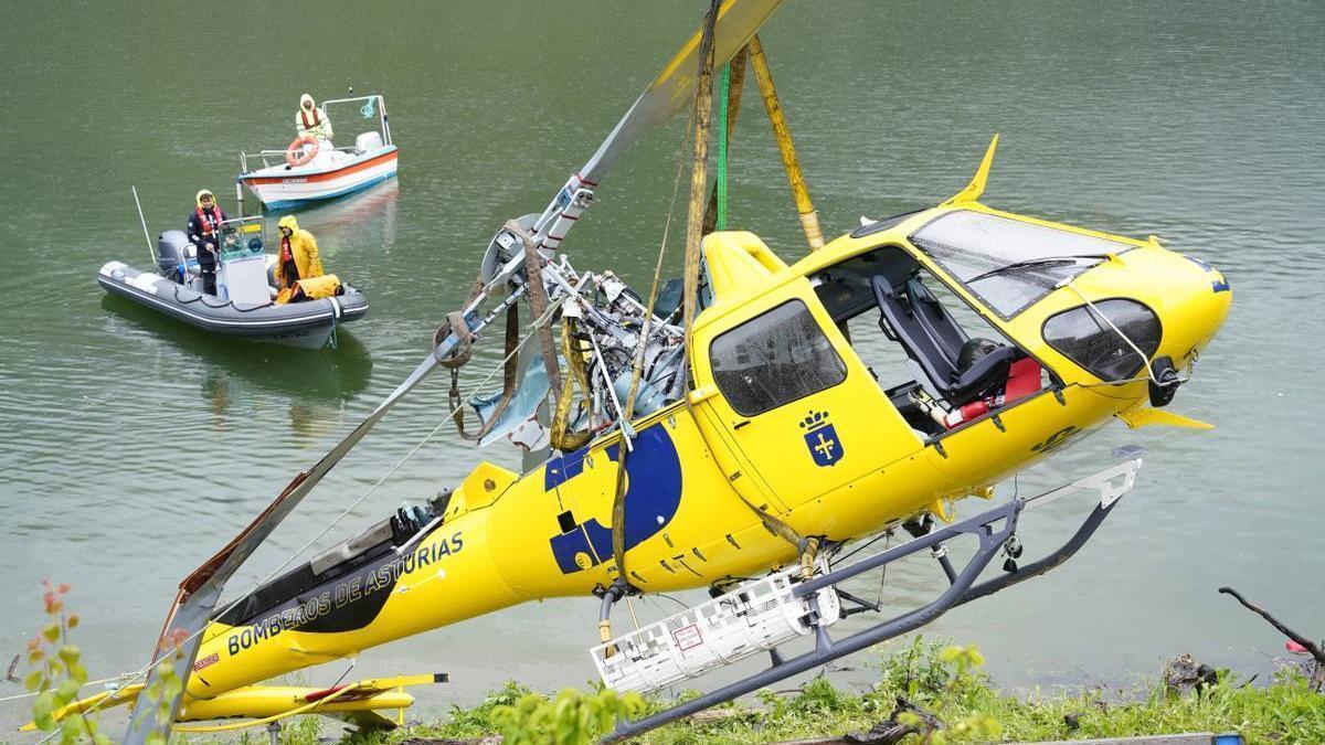 Un equipo de buzos se ha encargado de reflotar el helicóptero de Bomberos de Asturias.