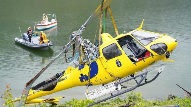 Un equipo de buzos se ha encargado de reflotar el helicóptero de Bomberos de Asturias. / EFE Un equipo de buzos se ha encargado de reflotar el helicóptero de Bomberos de Asturias.