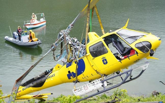 Un equipo de buzos se ha encargado de reflotar el helicóptero de Bomberos de Asturias. / EFE Un equipo de buzos se ha encargado de reflotar el helicóptero de Bomberos de Asturias.
