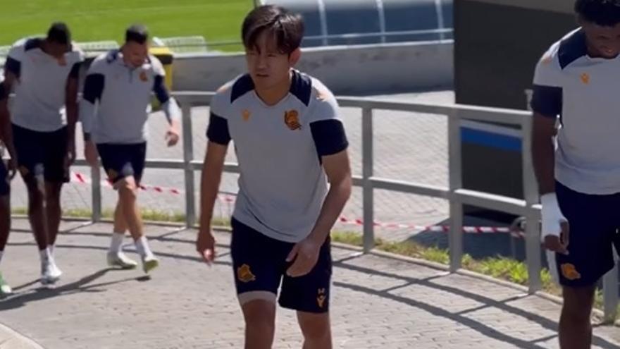 Kubo, dirigiéndose al campo Z2 para entrenar, este viernes. / N.G.