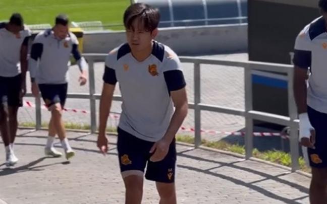 Kubo, dirigiéndose al campo Z2 para entrenar, este viernes. / N.G.