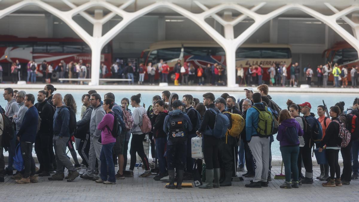 Decenas de voluntarios en la Ciudad de las Artes y las Ciencias, a 2 de noviembre de 2024, en Valencia