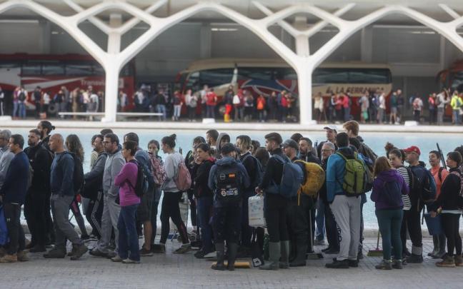 Decenas de voluntarios en la Ciudad de las Artes y las Ciencias, a 2 de noviembre de 2024, en Valencia / rober solsona Decenas de voluntarios en la Ciudad de las Artes y las Ciencias, a 2 de noviembre de 2024, en Valencia