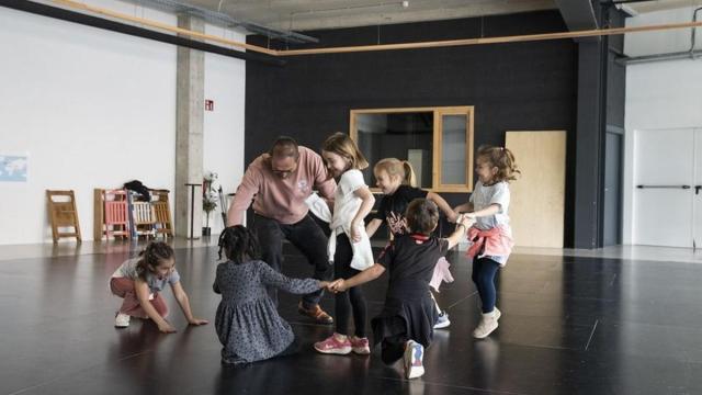 Los niños no fueron ajenos al compromiso con la cultura de la agenda programada por Kulturaz Kooperatiba en proyectos como Sorginorratzak y Txinaurriak.