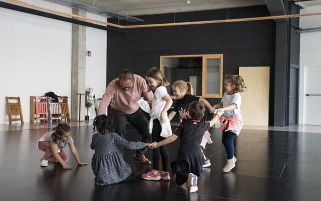 Los niños no fueron ajenos al compromiso con la cultura de la agenda programada por Kulturaz Kooperatiba en proyectos como Sorginorratzak y Txinaurriak.