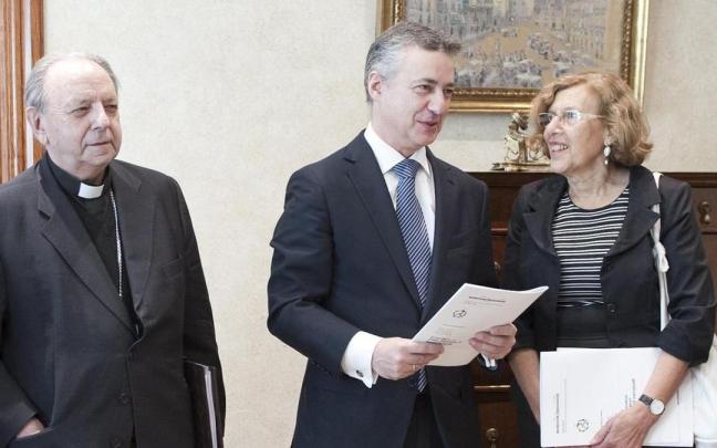 El obispo emérito de San Sebastián, Juan María Uriarte, junto al Lehendakari, Iñigo Urkullu, y la jueza Manuela Carmena en una imagen de 2013.
