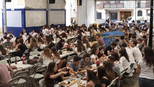 Txosnas en las fiestas de sanmieles.