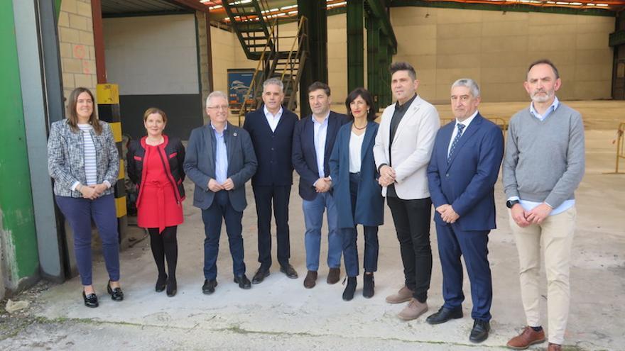 El portavoz de PNV en Zumarraga Josu Idigoras (primero por la derecha), junto al resto de los representantes institucionales que participaron en la presentación del proyecto.