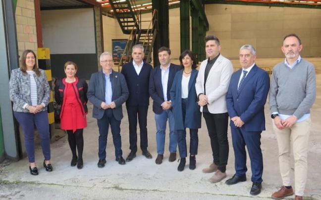 El portavoz de PNV en Zumarraga Josu Idigoras (primero por la derecha), junto al resto de los representantes institucionales que participaron en la presentación del proyecto. / Asier Zaldua El portavoz de PNV en Zumarraga Josu Idigoras (primero por la derecha), junto al resto de los representantes institucionales que participaron en la presentación del proyecto.