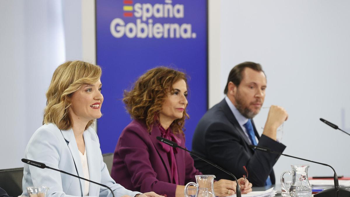 Pilar Alegría, María Jesús Montero y Óscar Puente en la rueda de prensa tras la reunión del Consejo de Ministros.