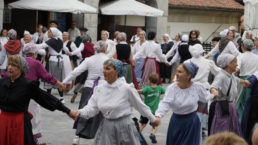 El Erromeria Eguna de Mutriku he llevado la música y las danzas vascasa al plaza de la localidad.