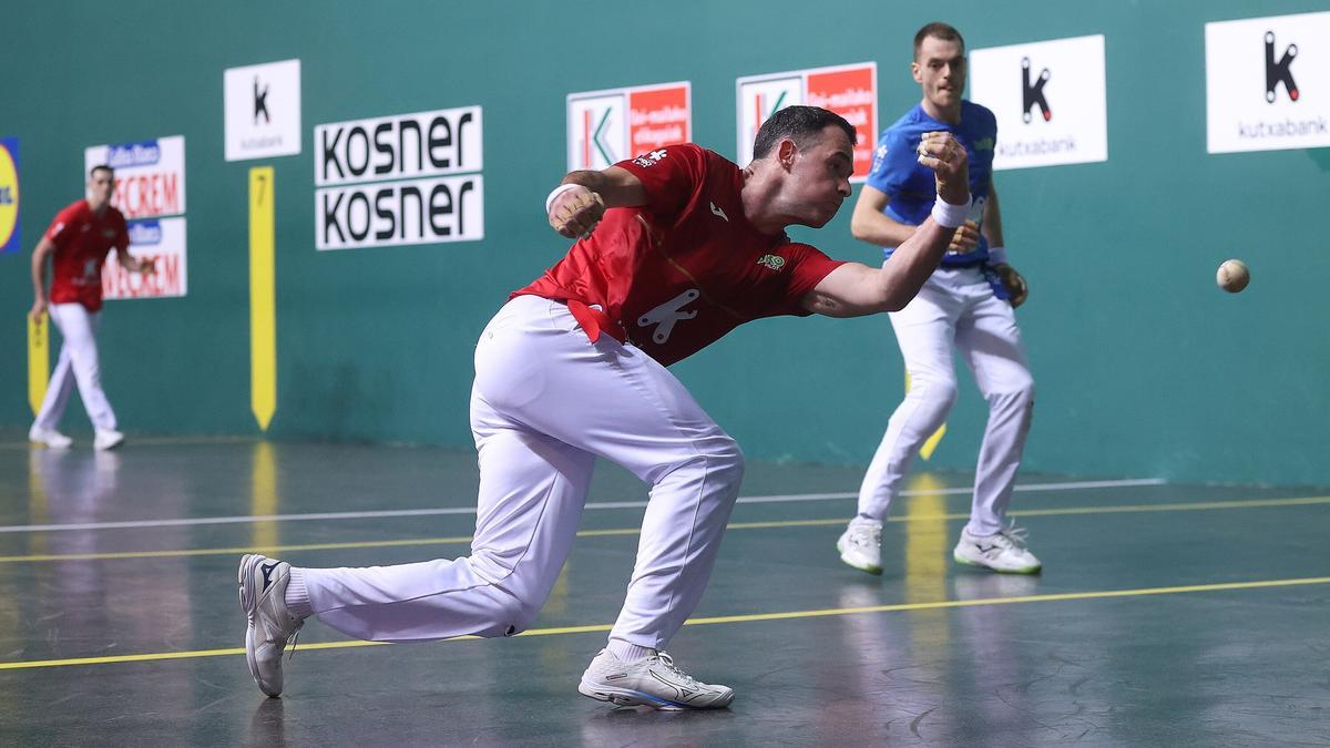 Laso y Albisu superan a Jaka-Iztueta en la primera jornada de la liguilla de semifinales del Campeonato de Parejas en el Navarra Arena de Iruñea.