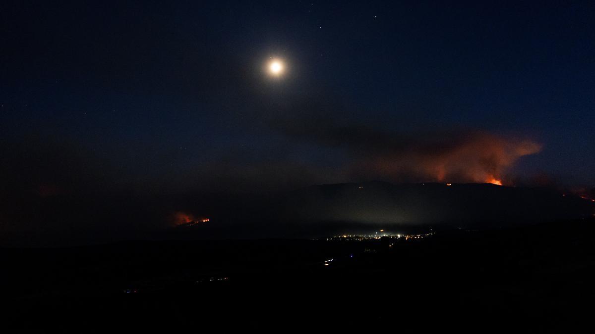 Vista nocturna del incendio en Ávila.