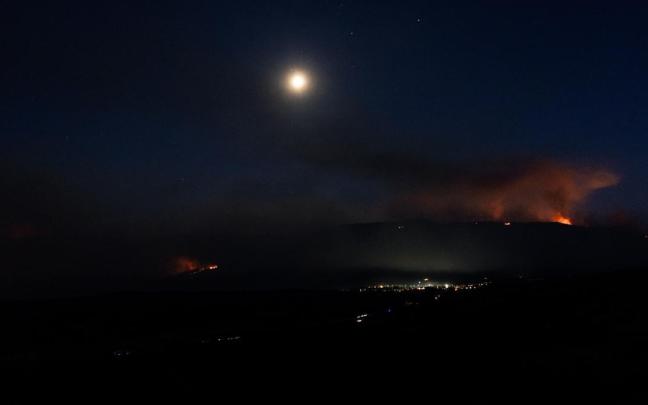 Vista nocturna del incendio en Ávila.