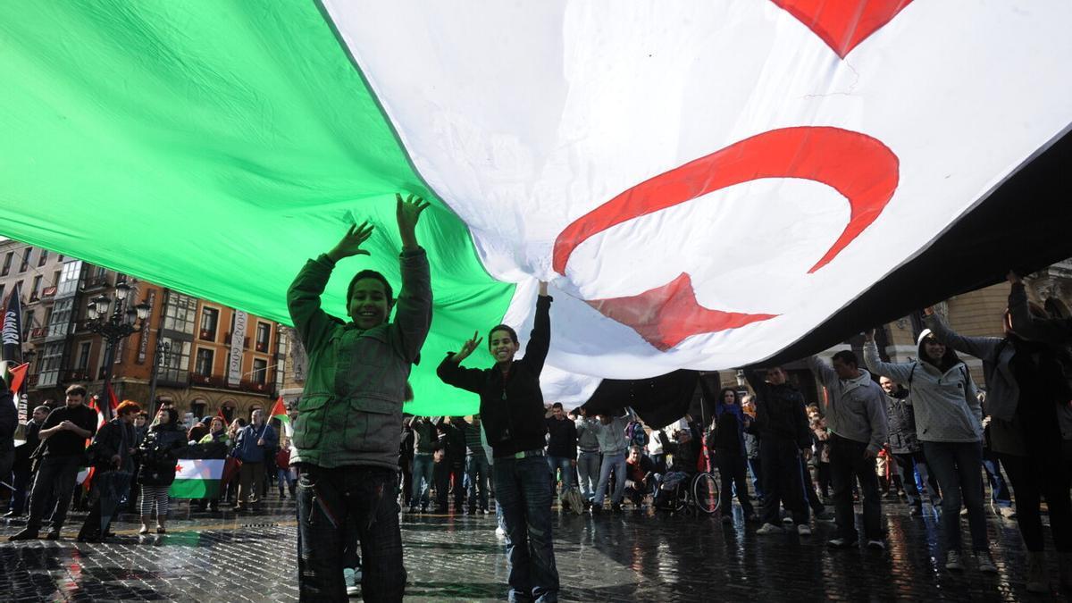 Niños con una bandera del Sahara.