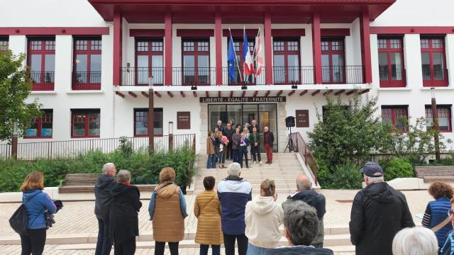 Concentración para condenar la violencia por los disturbios en el Estado francés en el Ayuntamiento de Hendaia