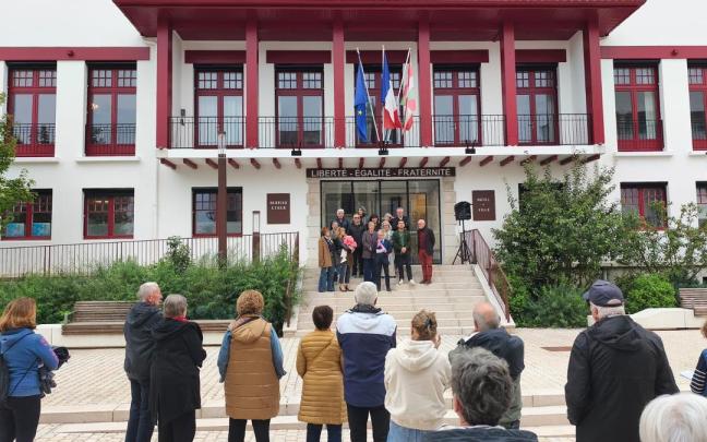 Concentración para condenar la violencia por los disturbios en el Estado francés en el Ayuntamiento de Hendaia