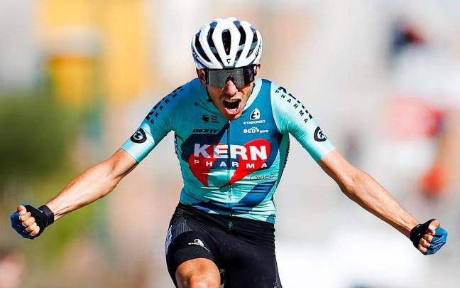 Diego Uriarte, exultante, celebra la victoria. / Kern Pharma / Sprint Cycling Diego Uriarte, exultante, celebra la victoria.