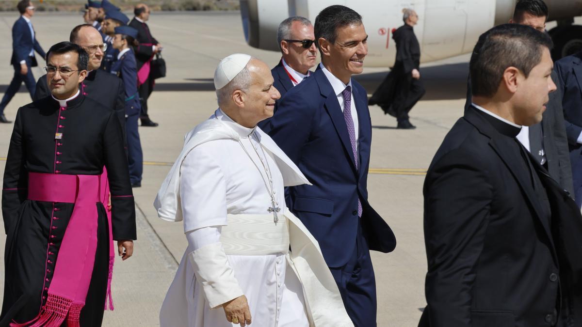 Pedro Sánchez acompaña al Papa León XIV tras aterrizar en la Base Aérea de Gran Canaria en un vuelo procedente de Barcelona