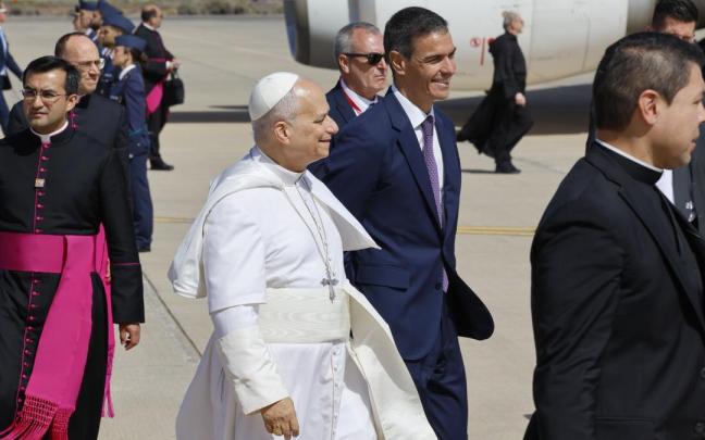 Pedro Sánchez acompaña al Papa León XIV tras aterrizar en la Base Aérea de Gran Canaria en un vuelo procedente de Barcelona