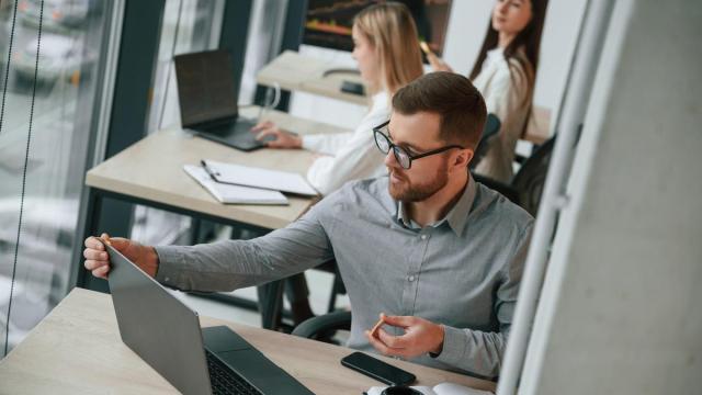 Trabajadores en una oficina durante su jornada laboral.