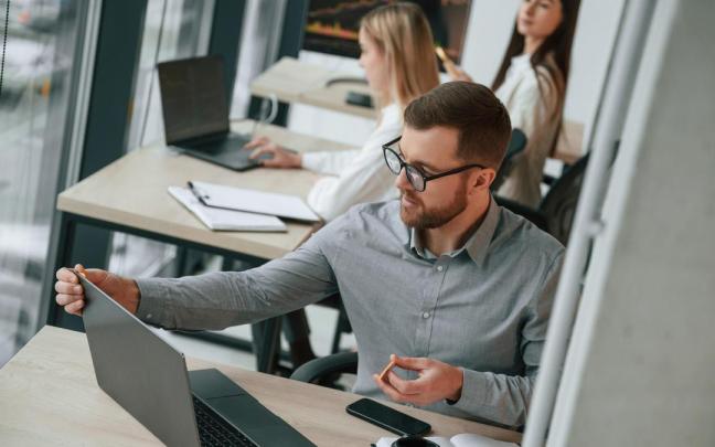Trabajadores en una oficina durante su jornada laboral.