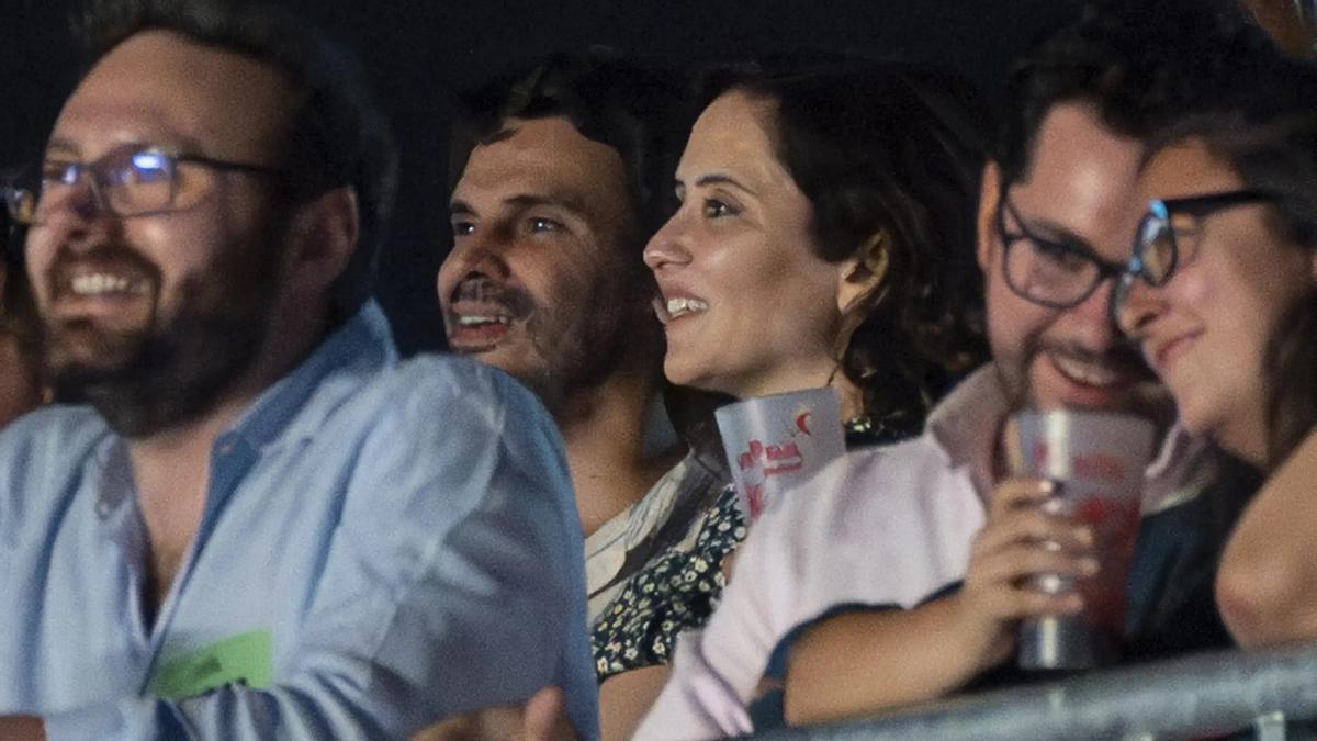 Isabel Díaz Ayuso junto a su pareja, Alberto González Amador y otras personas, en un concierto