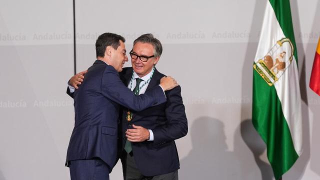 Moreno se abraza a Gavira en la imposición de medallas a los nuevos consejeros de la Junta de Andalucía.
