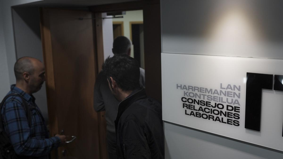 Representantes sindicales presentan en el CRL la solicitud de conciliación.