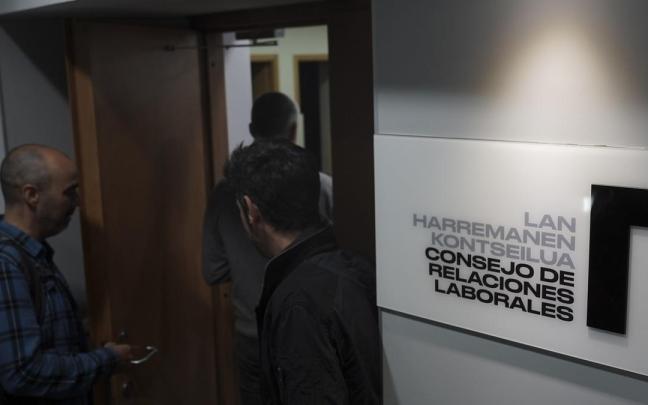 Representantes sindicales presentan en el CRL la solicitud de conciliación.