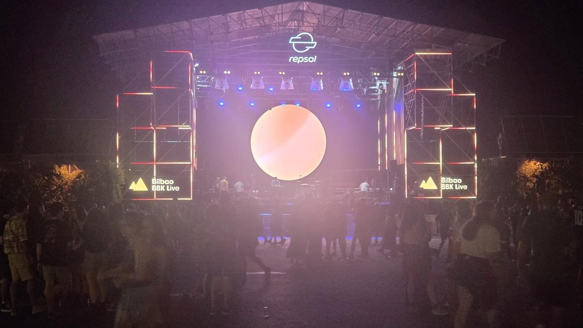 El escenario de noche tras un concierto