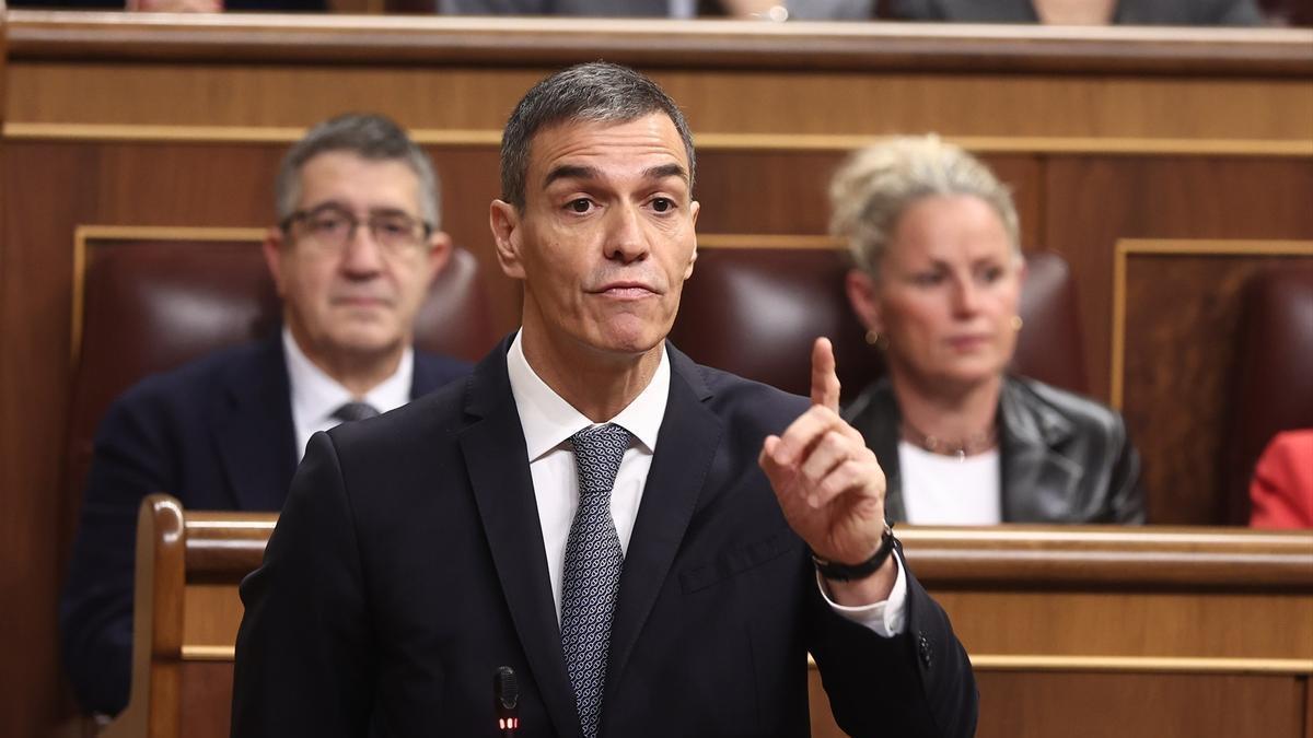 Pedro Sánchez, durante una sesión de control en el Congreso, a 10 de diciembre de 2025.