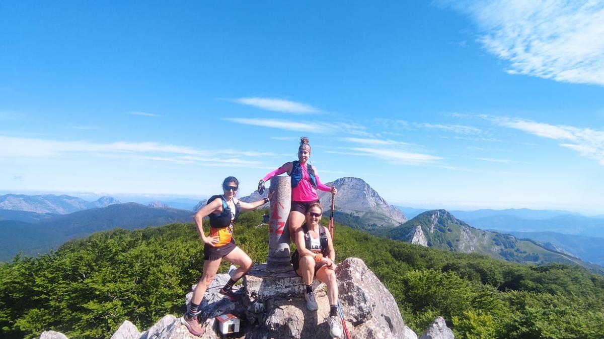 Vero, Lexuri y Nuria en la cima de Orixol