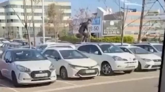 El joven, saltando sobre los coches.