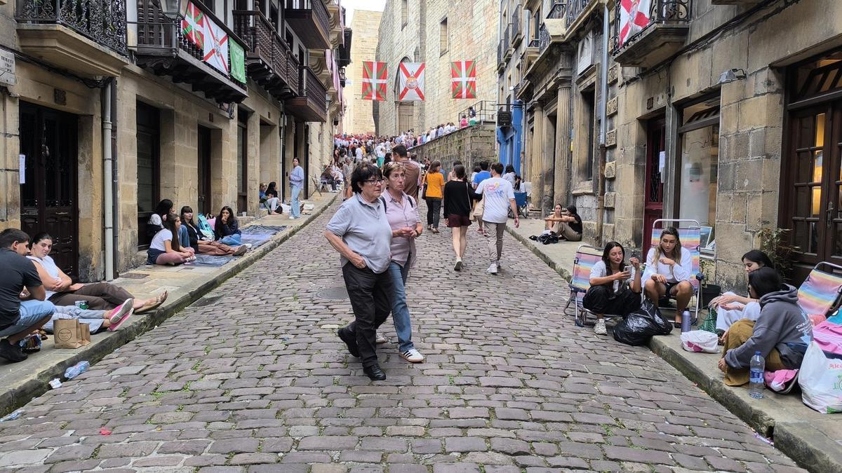 Las aceras de la calle Mayor de Hondarribia han ido llenándose desde la madrugada del domingo