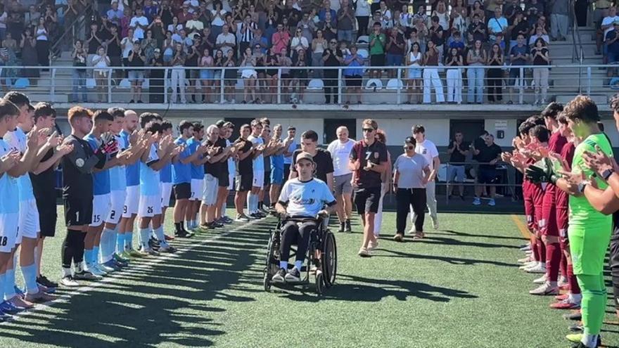 El joven Jokin Larrinaga, durante el cariñoso gesto que la UDA y su afición le dedicaron el domingo en el campo de Ibarra