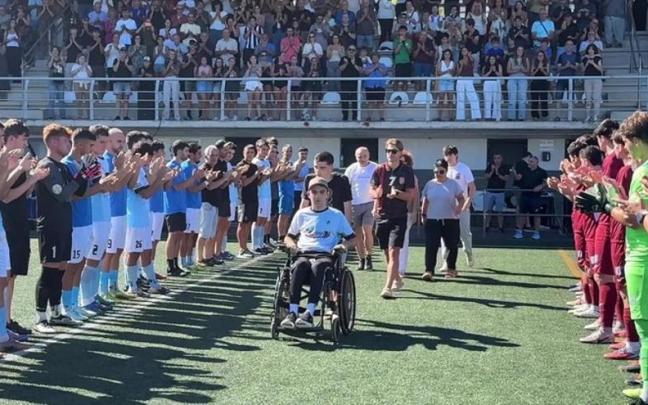 El joven Jokin Larrinaga, durante el cariñoso gesto que la UDA y su afición le dedicaron el domingo en el campo de Ibarra
