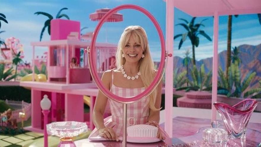 Fotograma de la película "Barbie" protagonizada por la actriz Margot Robbie.