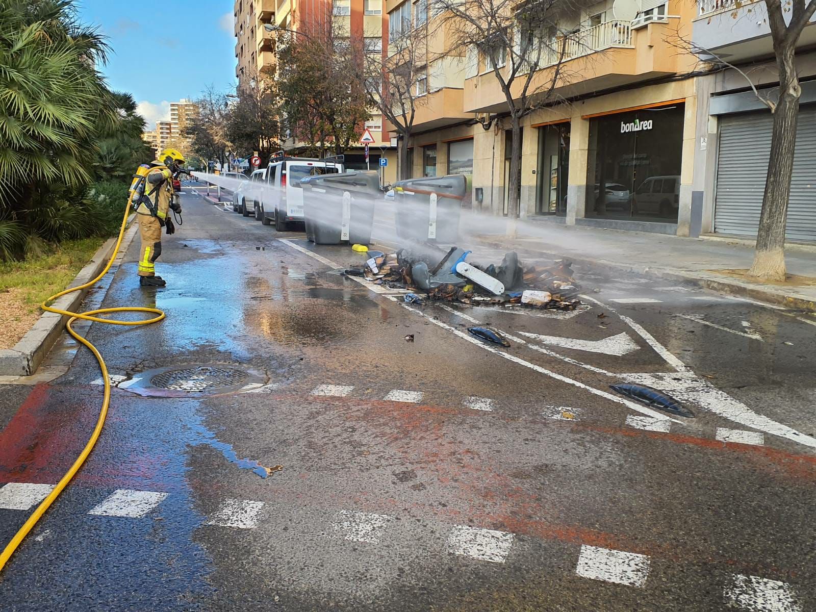 Los bomberos, terminando de sofocar el incendio.