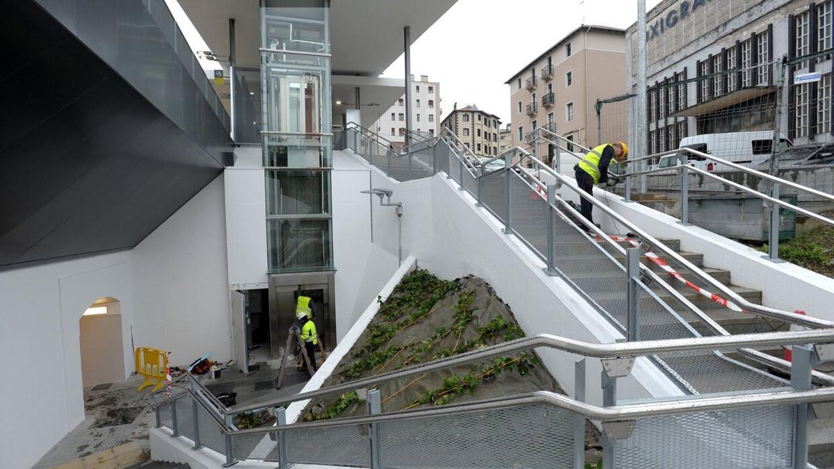Operarios dan los últimos retoques a los accesos a la estación.