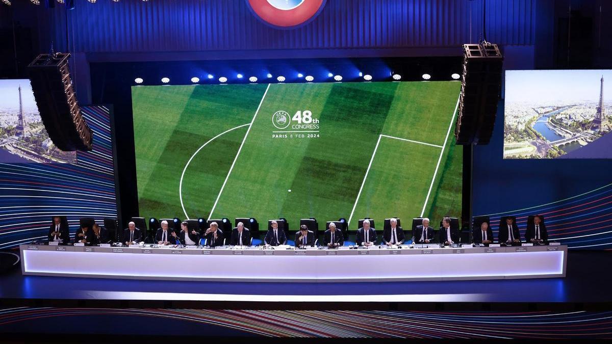 Miembros del comité ejecutivo de la UEFA en el Congreso ordinario celebrado hoy en París.