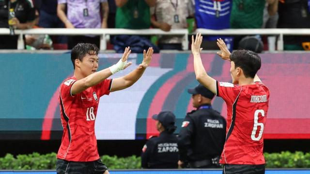 Jugadores de Corea del Sur celebran uno de los goles.